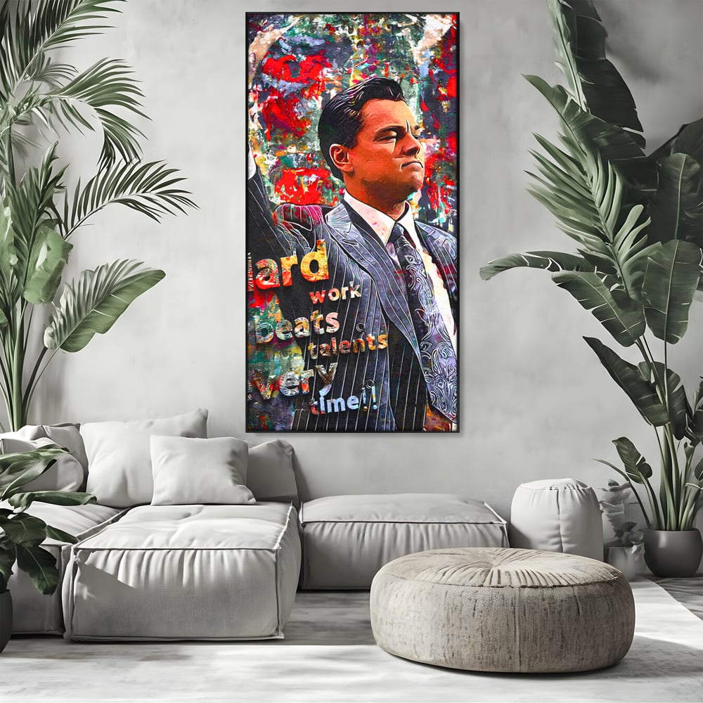Tablou canvas cu tablou canvas cu leonardo dicaprio si mesaj motivational, in rama de aluminiu negru, pe perete intr-un living